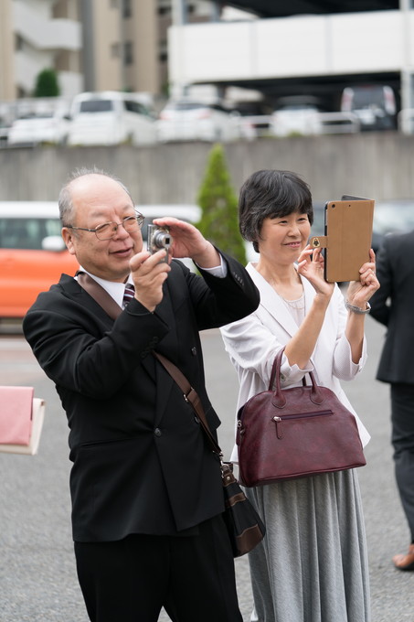 お父さんとお母さんも写真に夢中