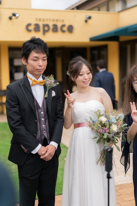 360度カメラにピースする花嫁