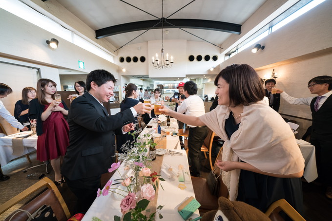 パーティの始まりはみんなで乾杯