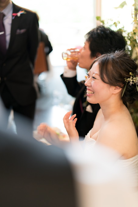 友人に囲まれて笑顔の花嫁