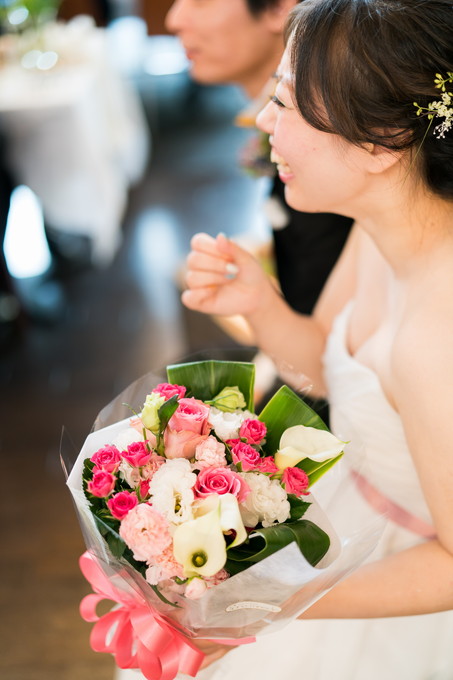 花束を受け取って笑顔の花嫁