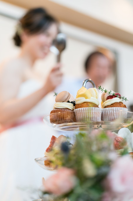 花嫁とサーブするカップケーキ