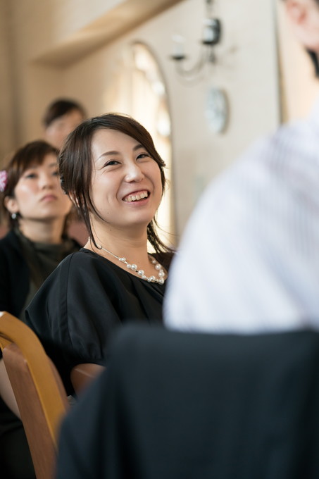 生い立ちムービーを観て笑顔となる新婦友人