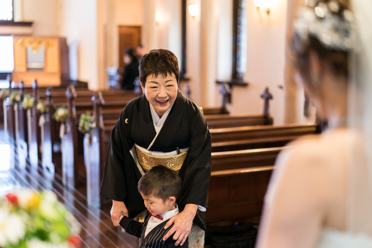 美しい娘を見て微笑むお母さん