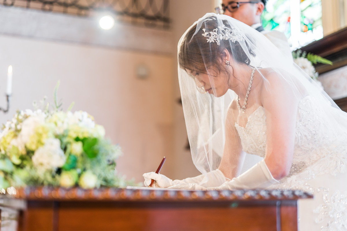 誓約書にサインする花嫁さん