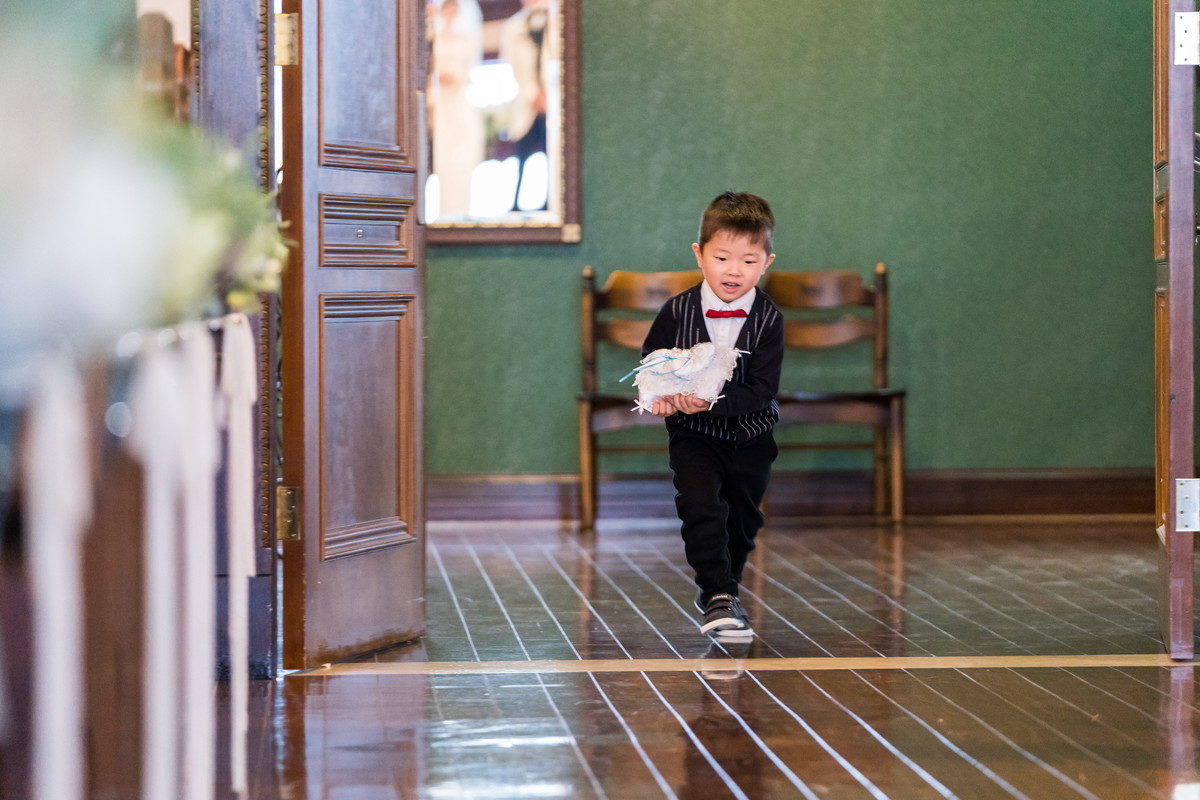 リングボーイの甥っ子ちゃんが結婚指輪を運びます