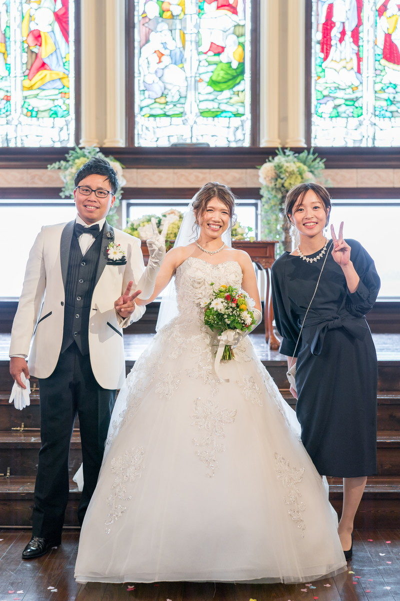 おめでたの新婦ご友人と記念写真