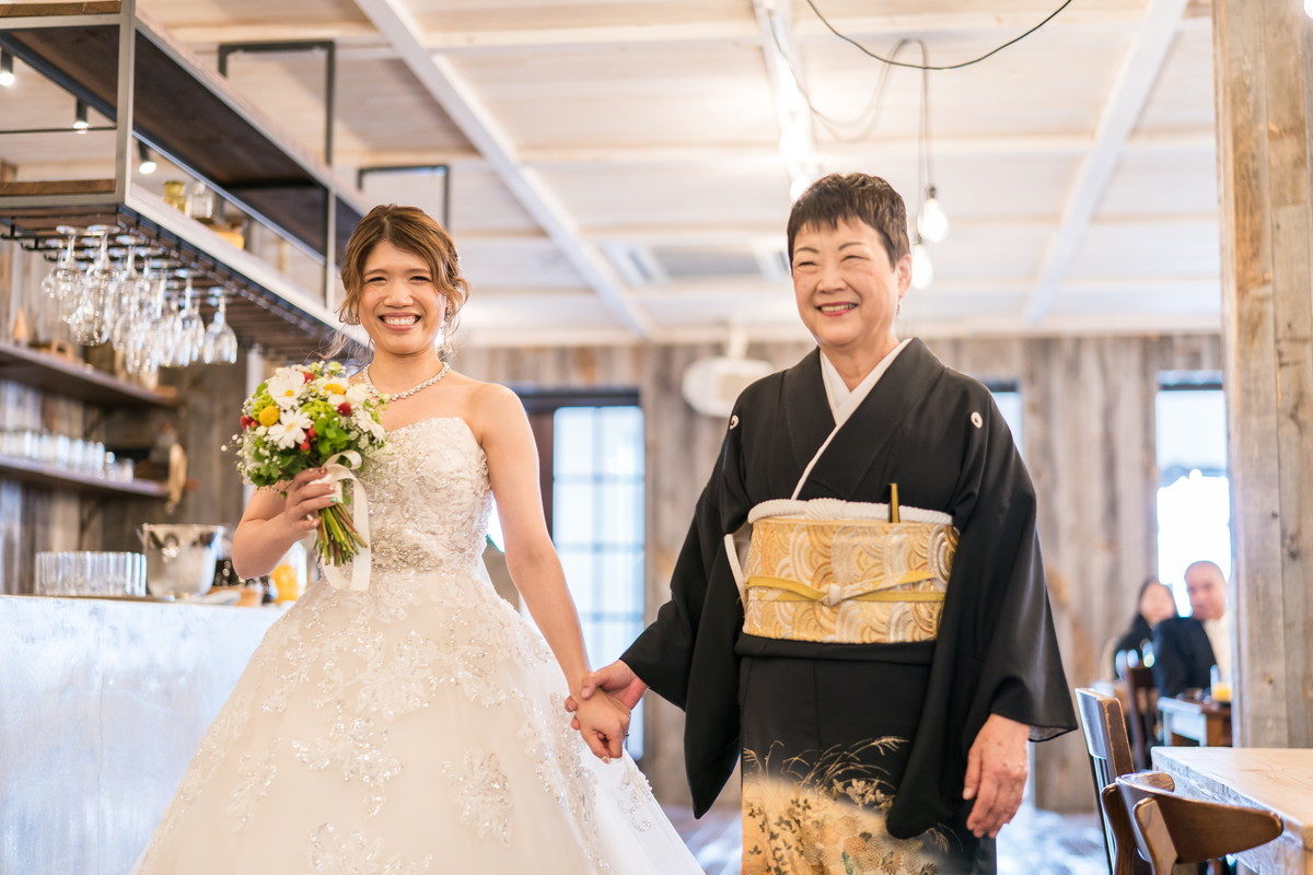 嬉しそうな笑顔のお母さんと花嫁さん