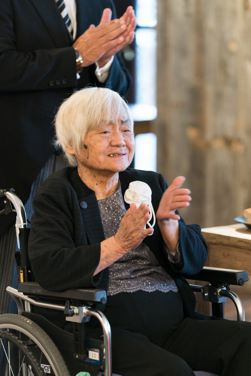 おばあちゃんも拍手をして「おめでとう」