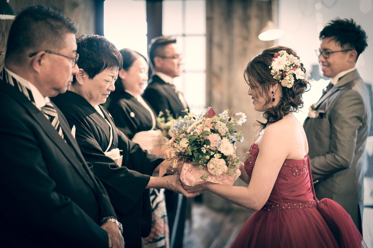 感謝の花束をお母さんに手渡します