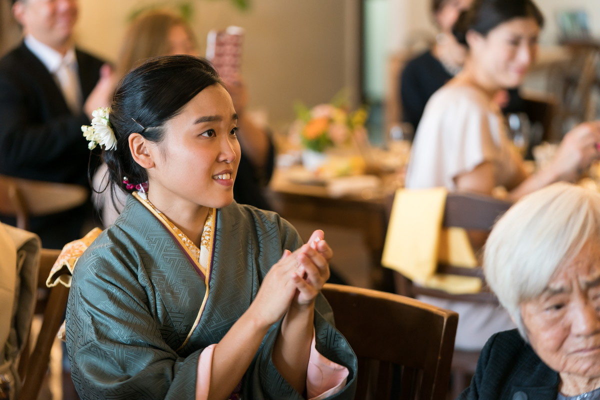 お姉さんも祝福の拍手を贈ります