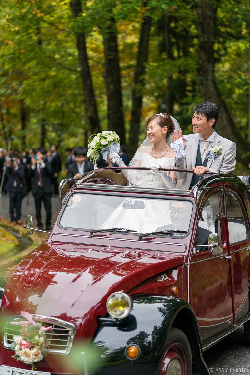 ゲストのみんなに手を振って花嫁車で移動します