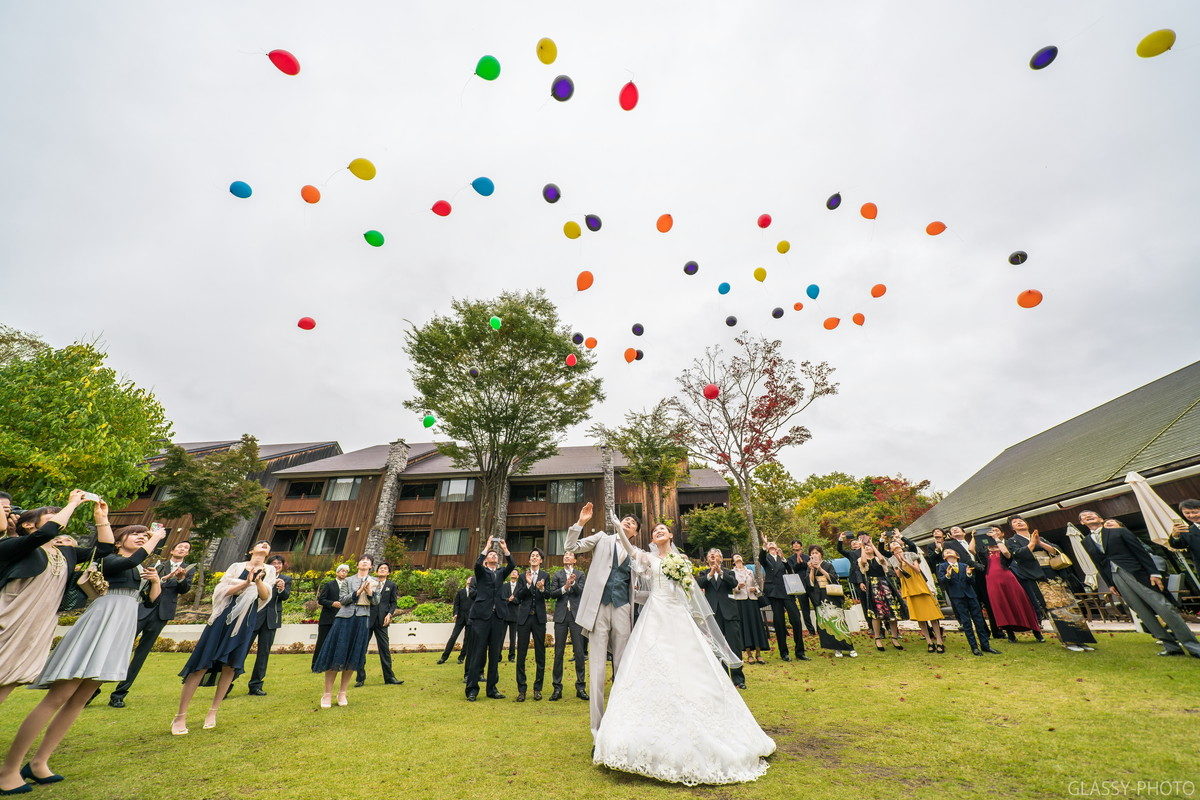 バルーンリリースをする新郎新婦とゲスト