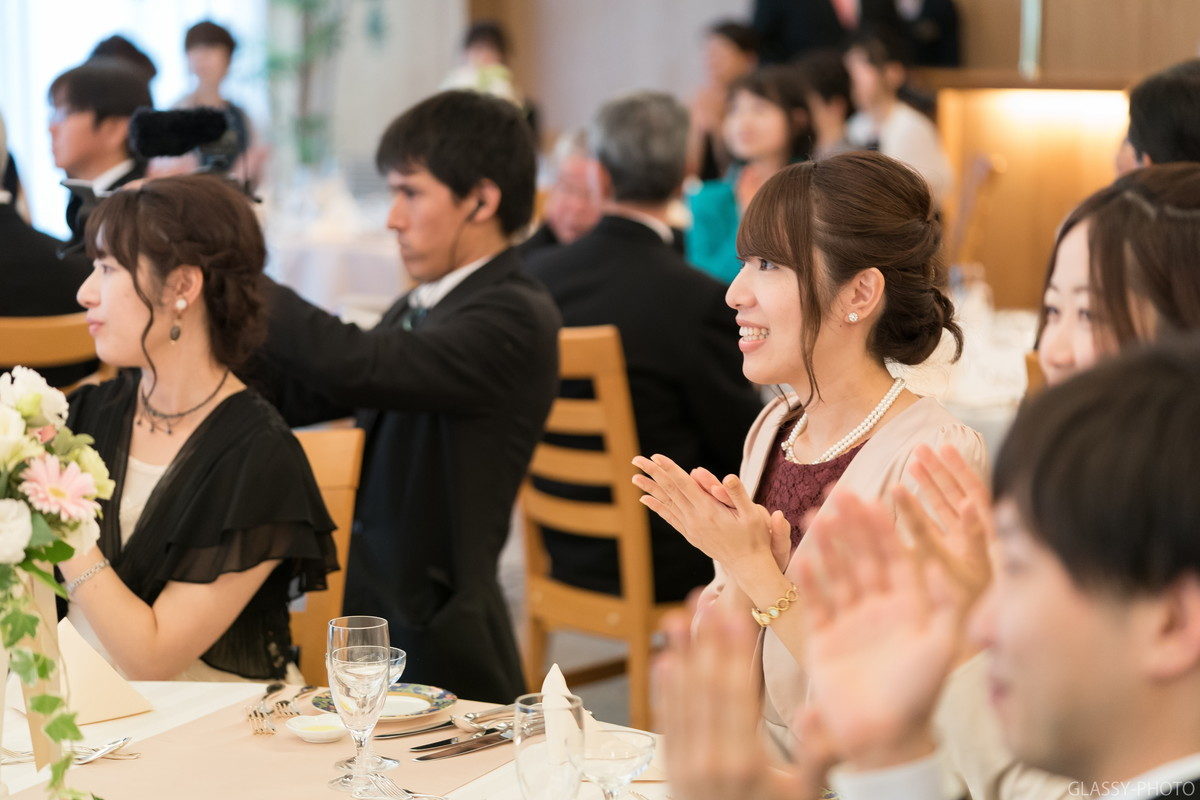 祝福の拍手をおくる女性ゲスト