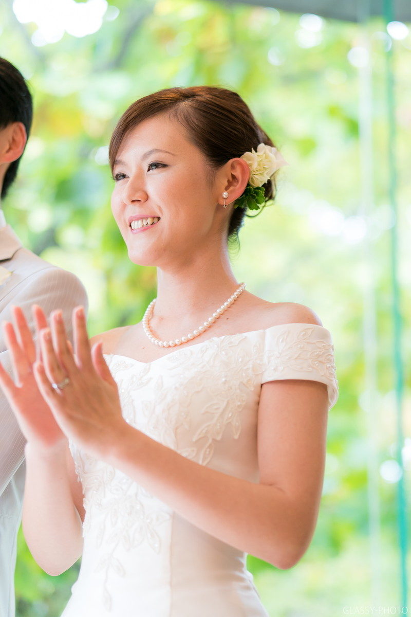 お手本バイトを笑顔で見つめる花嫁