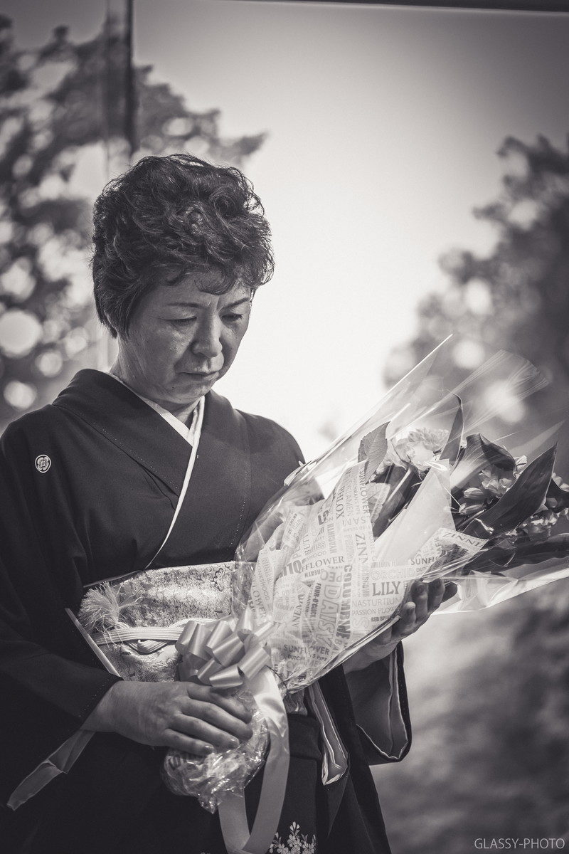 新郎からの感謝の花束をしっかりと握るお母さん